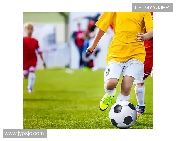 足球明星与外国女孩的浪漫故事揭示了爱与梦想的交织与激情